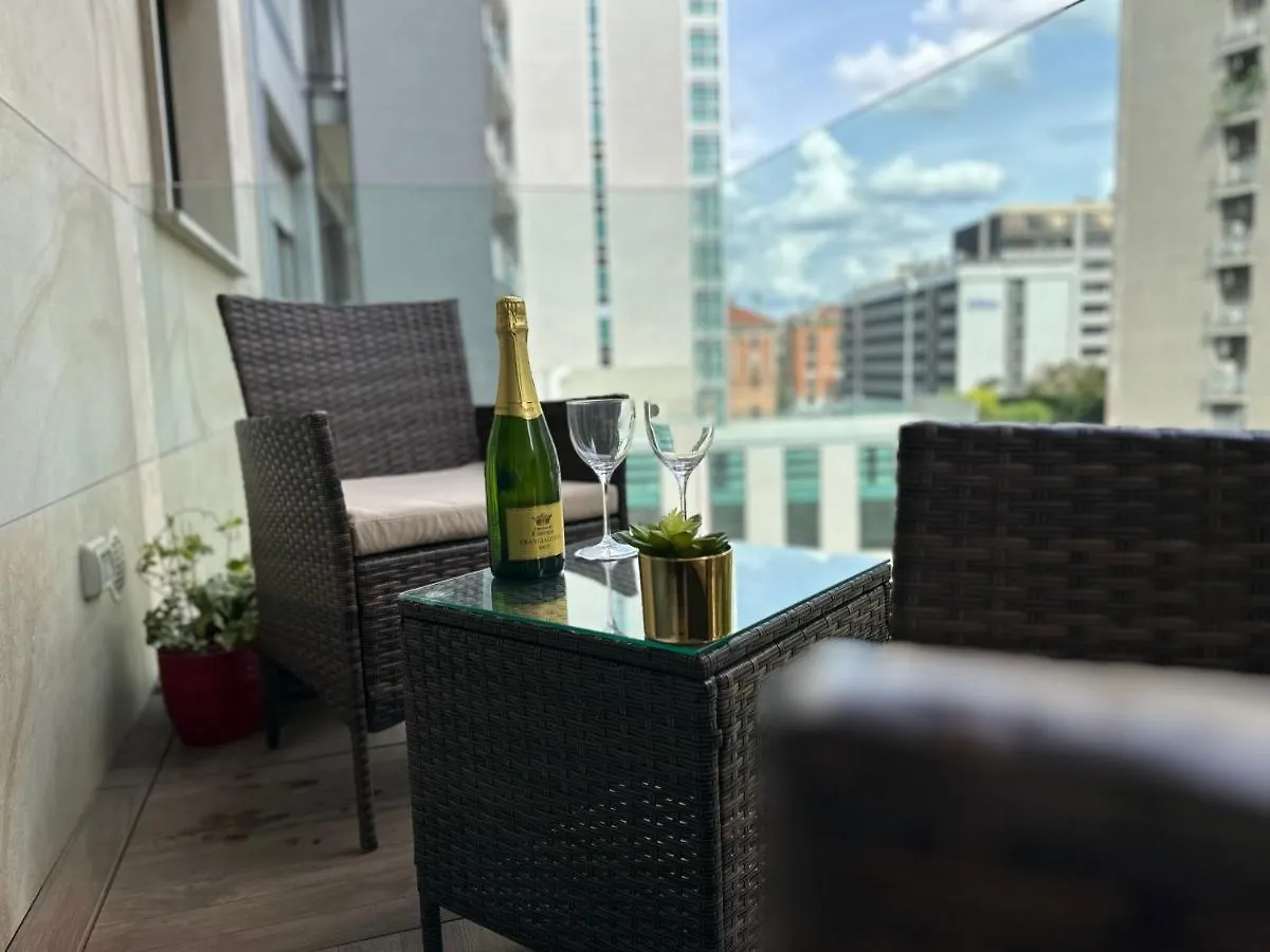 Central/Garibaldi Luxurious Two-Room Apartment. Milano