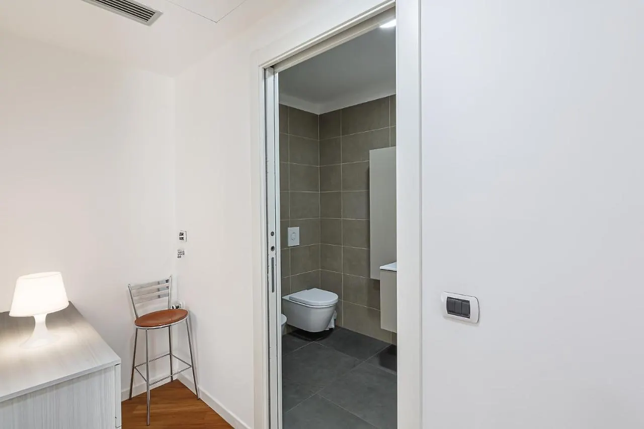 Central/Garibaldi Luxurious Two-Room Apartment. Milano Italien