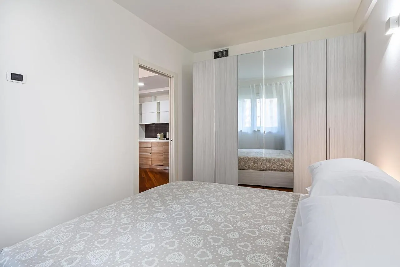 Central/Garibaldi Luxurious Two-Room Apartment. Milan Apartment