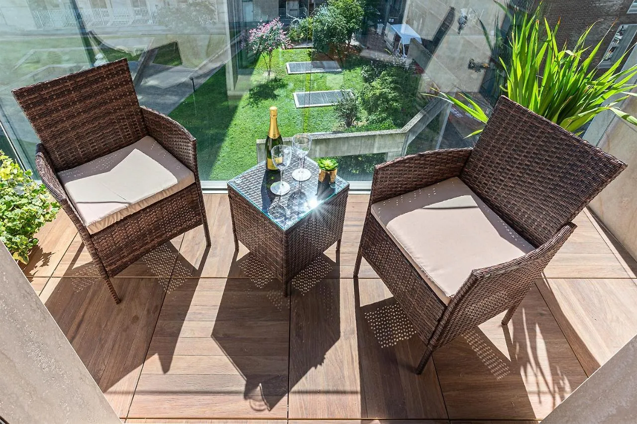 Central/Garibaldi Luxurious Two-Room Apartment. Milan