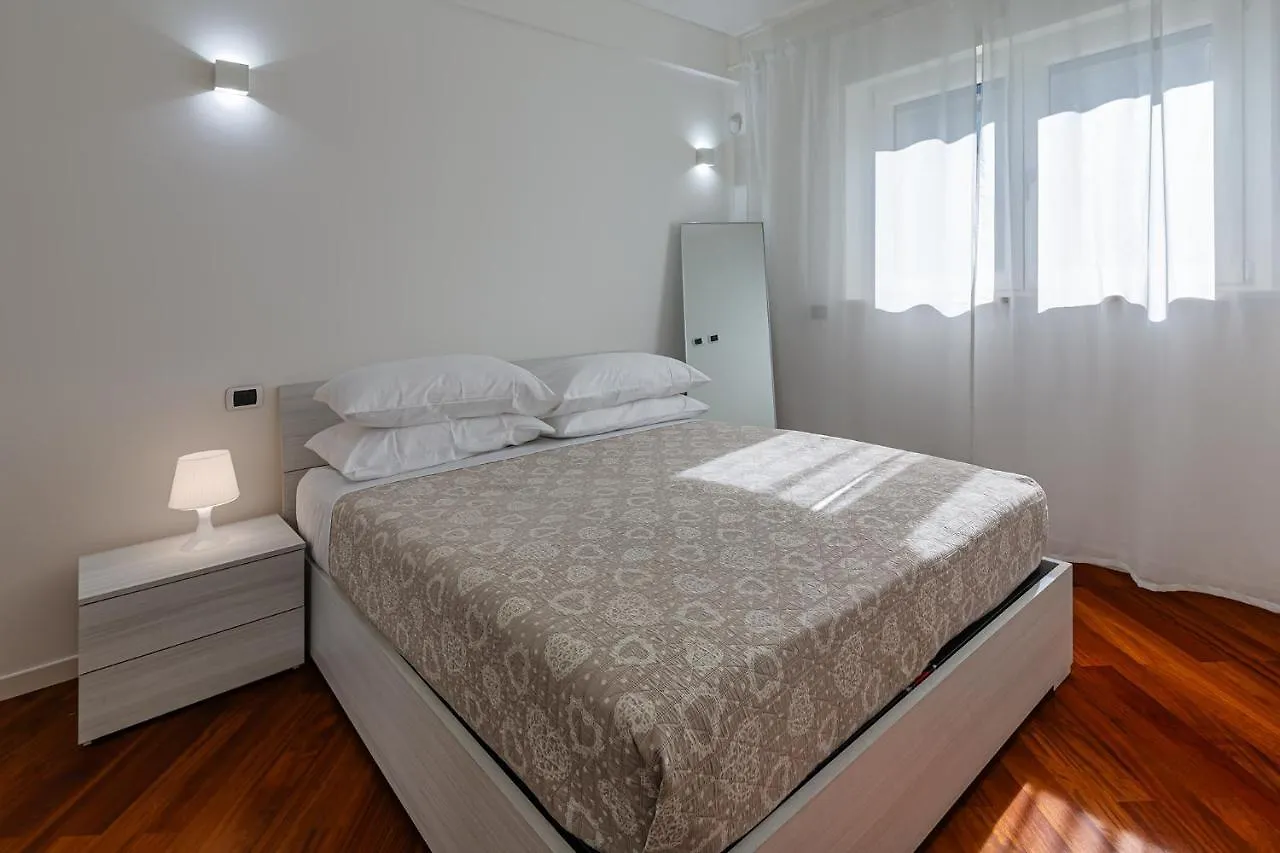 Central/Garibaldi Luxurious Two-Room Apartment. Milan Apartment